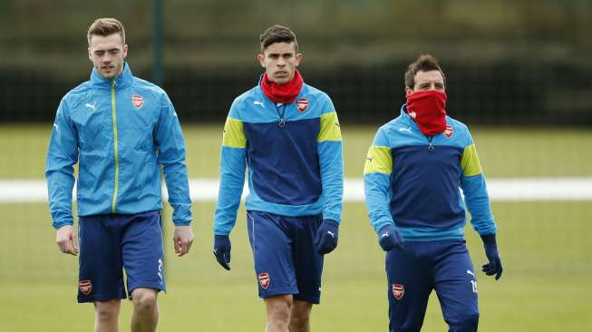 Para pemain Arsenal Calum Chambers, Gabriel Paulista dan Santi Cazorla saat mengikuti sesi latihan. Reuters/John Sibley Livepic.