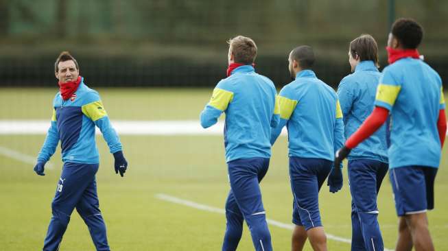 Gelandang Arsenal Santi Cazorla melakukan latihan bersama skuatnya. Reuters / John Sibley Livepic