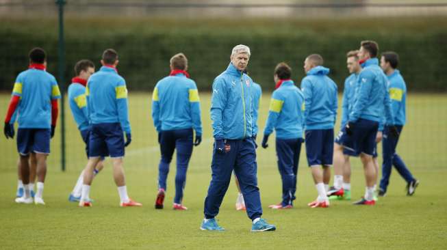 Manajer Arsene Wenger memimpin latihan skuat Arsenal. Reuters / John Sibley Livepic