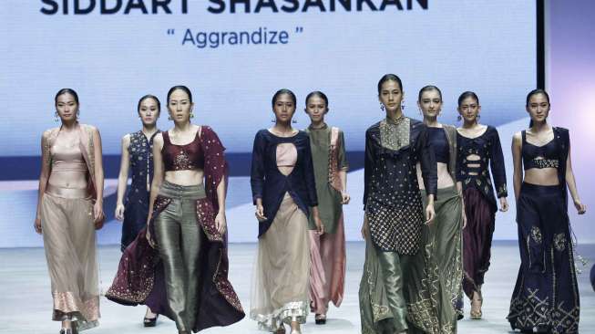 Para model memeragakan busana karya Audrey Chaerunnisa, Siddart Shasankan (India), dan Steven Tach asal Jepang di Indonesia Fashion Week 2015, Kamis (26/2). (suara.com/Kurniawan Mas'ud)