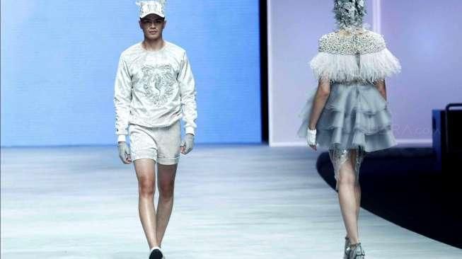 Para model tampil mengenakan rancangan busana berkonsep 'Thalassa' karya Ivan Gunawan, dalam ajang Indonesia Fashion Week (IFW) 2015 di JCC, Senayan, Jakarta, Kamis (26/2/2015). [Suara.com/Kurniawan Mas'ud]