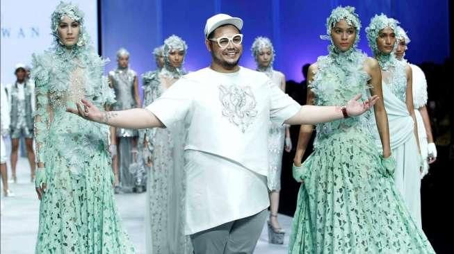 Para model tampil mengenakan rancangan busana berkonsep 'Thalassa' karya Ivan Gunawan, dalam ajang Indonesia Fashion Week (IFW) 2015 di JCC, Senayan, Jakarta, Kamis (26/2/2015). [Suara.com/Kurniawan Mas'ud]