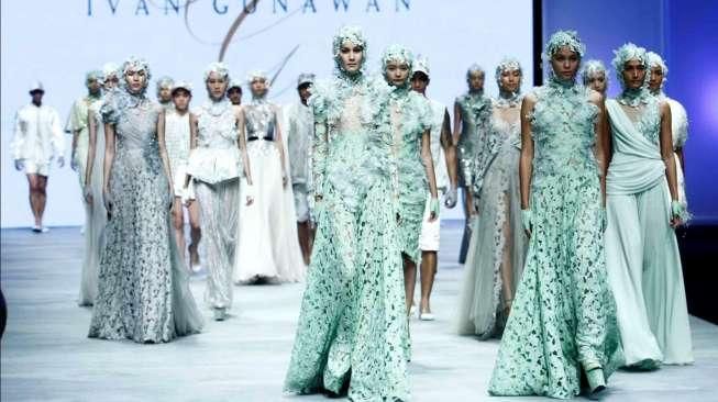 Para model tampil mengenakan rancangan busana berkonsep 'Thalassa' karya Ivan Gunawan, dalam ajang Indonesia Fashion Week (IFW) 2015 di JCC, Senayan, Jakarta, Kamis (26/2/2015). [Suara.com/Kurniawan Mas'ud]