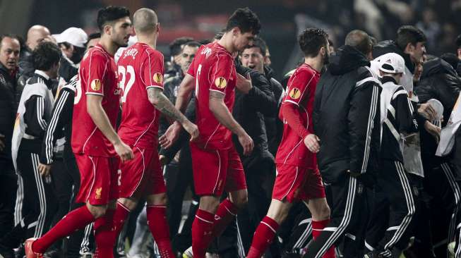 Para pemain Liverpool meninggalkan lapangan usai dikalahkan Besiktas (27/2) [Reuters/Osman Orsal]