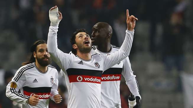 Pemain Besiktas Tolgay Arslan rayakan gol ke gawang Liverpool (27/2) [Reuters/Murad Sezer]