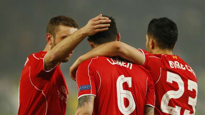 Pemain Liverpool Rickie Lambert dan Emre Can menenangkan Dejan Lovren setelah gagal mengeksekusi penalti (27/2) [Reuters/Adrew Boyers]