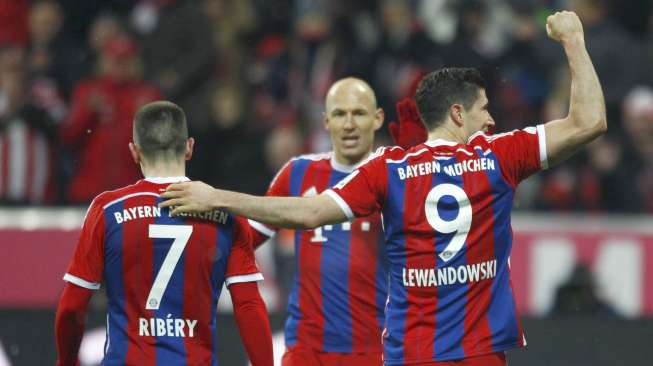 Pemain Bayern Munich Robert Lewandowski merayaka golnya dengan celebrates Franck Ribery (kiri) dan Arjen Robben (tengah). REUTERS/Michaela Rehle