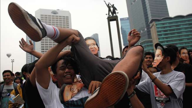 Bertopengkan wajah Basuki Tjahaja Purnama (Ahok), warga melakukan aksi damai di Bunderan HI, Jakarta, Minggu (1/3/2015), demi mendukungnya dalam 'berseberangan' dengan DPRD. [Antara/Sigid Kurniawan]