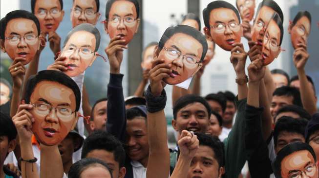 Bertopengkan wajah Basuki Tjahaja Purnama (Ahok), warga melakukan aksi damai di Bunderan HI, Jakarta, Minggu (1/3/2015), demi mendukungnya dalam 'berseberangan' dengan DPRD. [Antara/Sigid Kurniawan]