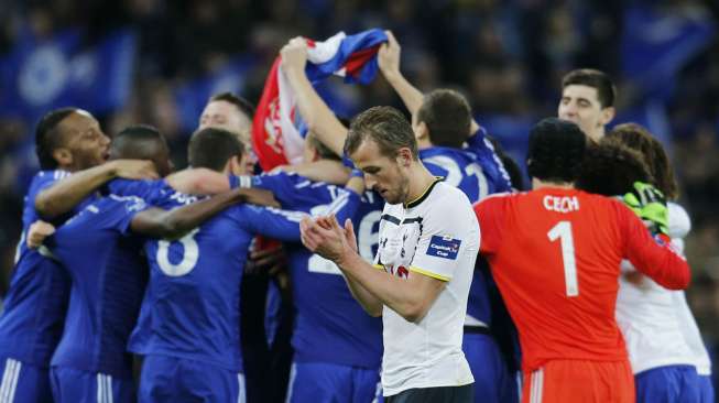 Reaksi striker Tottenham Hotspur Harry Kane diantara pemain Chelsea yang merayakan suksesnya. Reuters / Andrew Couldridge Livepic