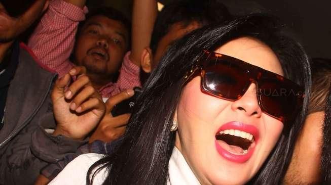 Syahrini diperiksa terkait kedekatannya dengan Feriyani Lim, perempuan yang melaporkan dugaan kasus pemalsuan dokumen oleh Abraham Samad.