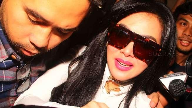 Hotman Nyaris Nabrak Pot, Syahrini Penuhi Panggilan Mabes Polri