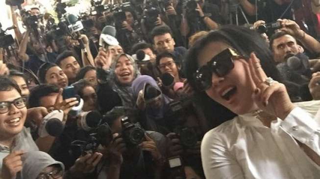 Ini Foto Selfie Syahrini dengan Wartawan di Bareskrim