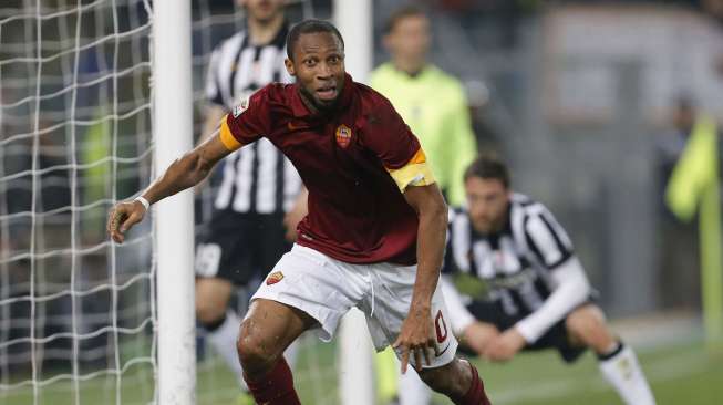Pemain AS Roma Seydou Keita merayakan golnya ke gawang Juventus (3/3/2015), REUTERS/Giampiero Sposito