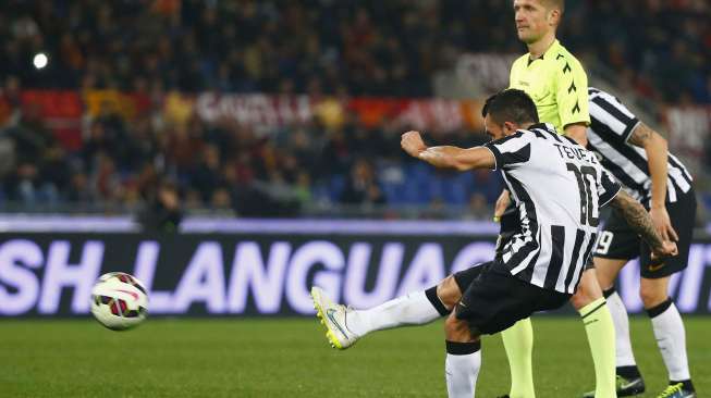 Striker Juventus Carlos Tevez mencetak gol ke gawang Roma lewat tendangan bebasnya. REUTERS/Tony Gentile
