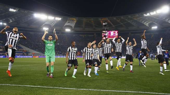 Para pemain Juventus tetap bergembira usai pertandingan karena bisa mencuri satu poin di kandang AS Roma. REUTERS/Tony Gentile