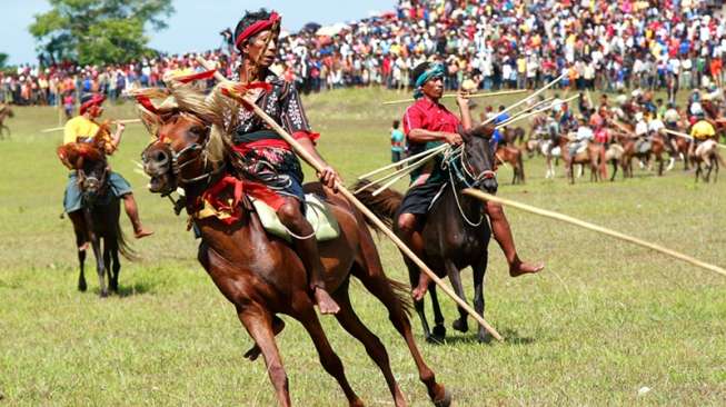 Di Festival Pasola, Darah Adalah Berkah