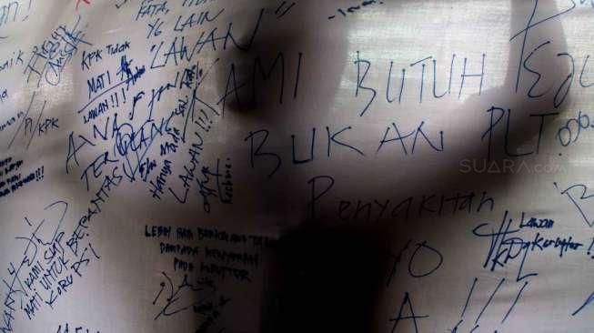 Aksi yang diikuti seluruh pegawai KPK tersebut menolak putusan pimpinan KPK yang melimpahkan kasus BG ke Kejaksaan.