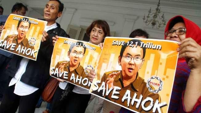Tanpa mobil komando dan atribut demo, mereka hanya membawa spanduk ukuran 0,5 x 0,5 meter bergambar wajah Ahok.