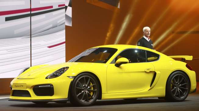Grup Volkswagen memamerkan Porsche Cayman lansiran teranyar saat berlangsungnya Geneva Motor Show 2015.