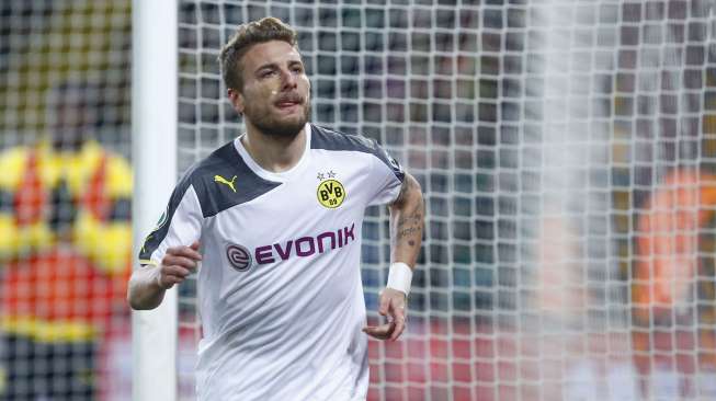 Striker Borussia Dortmund Ciro Immobile merayakan golnya ke gawang Dynamo Dresden. REUTERS/Hannibal Hanschke