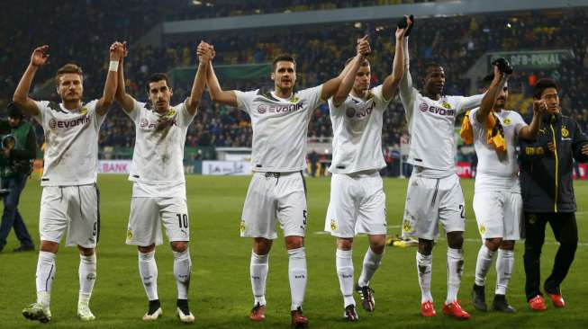 Pemain Borussia Dortmund Ciro Immobile (kiri) dan kawan kawan merayakan kemenangan atas Dynamo Dresden di DFB Pokal.REUTERS/Hannibal Hanschke