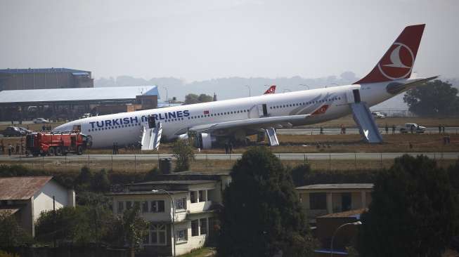 Mendarat, Hidung Pesawat Turkish Airlines 'Cium' Landasan