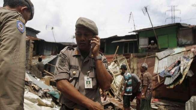 Petugas Satuan Polisi Pamong Praja melakukan pembongkaran terhadap puluhan bangunan liar yang diduga dijadikan tempat penggunaan dan peredaraan narkoba di Rumah Susun (Rusun) Tanah Tinggi, Jalan Baladewa, Johar Baru, Jakarta Pusat, Rabu (4/3).