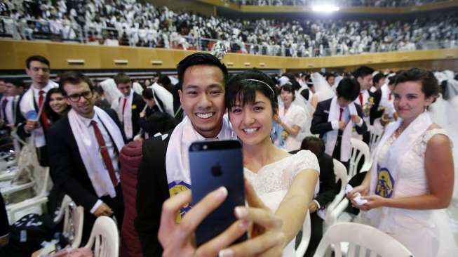 38.000 pasang jemaat Gereja Unifikasi mengikuti acara nikah massal yang digelar di Gapyeong, Korea Selatan, Selasa (3/3). (Reuters/Kim Hong-ji)