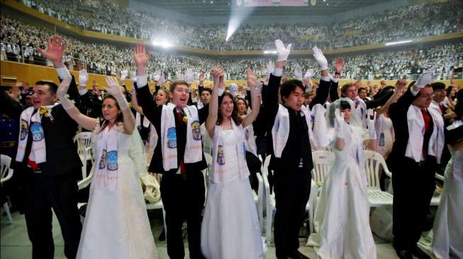 38.000 pasang jemaat Gereja Unifikasi mengikuti acara nikah massal yang digelar di Gapyeong, Korea Selatan, Selasa (3/3). (Reuters/Kim Hong-ji)