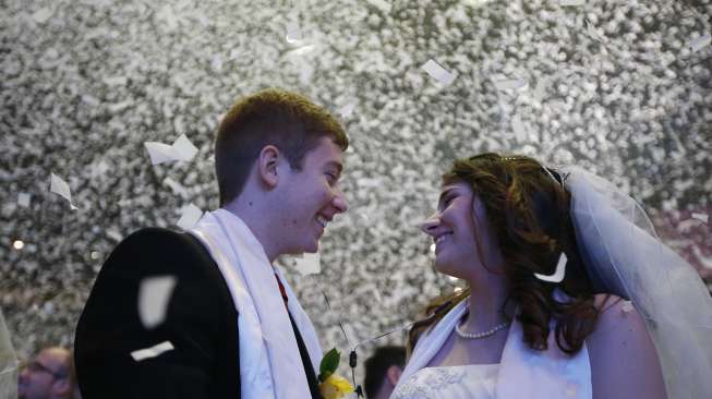 38.000 pasang jemaat Gereja Unifikasi mengikuti acara nikah massal yang digelar di Gapyeong, Korea Selatan, Selasa (3/3). (Reuters/Kim Hong-ji)