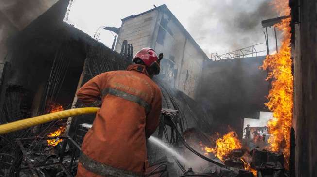 Sebanyak enam rumah terbakar dalam peristiwa tersebut. 