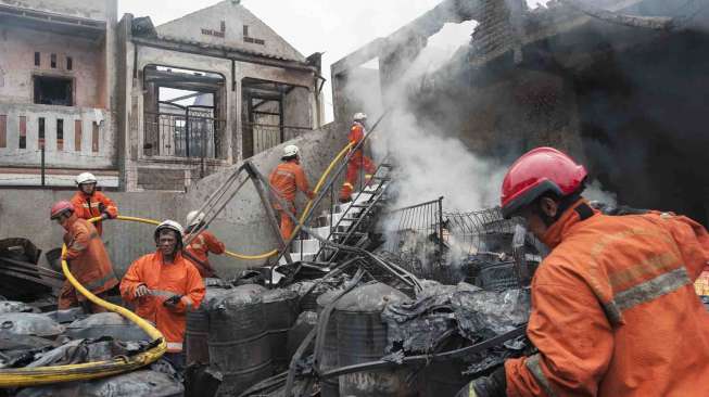 Gudang Penyimpanan Cat Terbakar