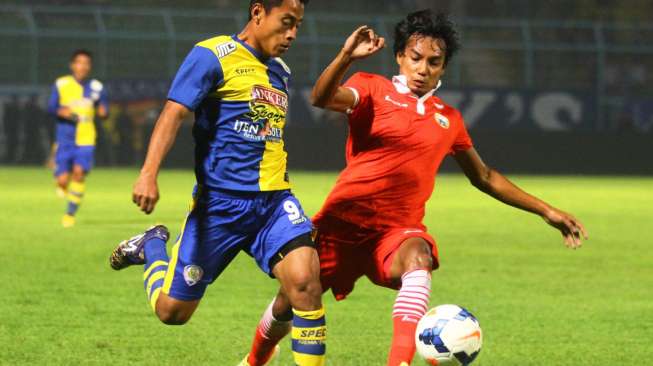 Pemain Arema Cronus Samsul Arif (kiri) berusaha melewati hadangan pemain Persija Jakarta, Novri setiawan (kanan). ANTARA FOTO/Ari Bowo Sucipto