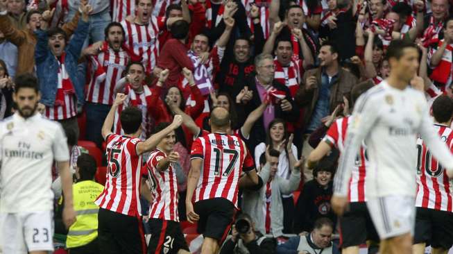 Para pemain Athletic Bilbao merayakan gol Aritz Aduriz ke gawang Real Madrid di San Mames. REUTERS/Vincent West