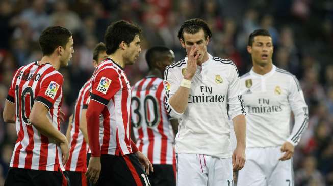 Dua bintang Real Madrid Gareth Bale (kanan) dan Cristiano Ronaldo tampak kecewa setelah kalah dari Atletico Bilbao. REUTERS/Vincent West