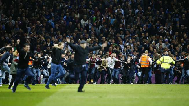 Villa Maju ke Semifinal Piala FA, Fans Masuk Lapangan