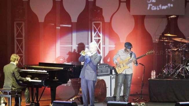 Pemain terompet dan komposer asal Amerika Chris Botti tampil di panggung Java Jazz Festival 2015 di JiExpo Kemayoran, Jakarta, (7/3). (Suara.com/Kurniawan Mas'ud)