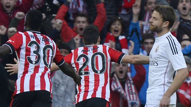 Pemain Athletic Bilbao Inaki Williams (kiri) dan Aritz Aduriz merayakan gol ke gawang Atletici Madrid. REUTERS/Vincent West