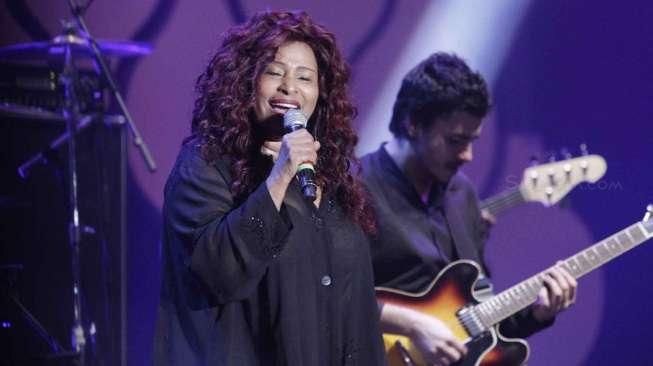 Penyanyi asal Amerika Serikat Chaka Khan saat berkolaborasi dengan band asal Inggris Incognito di Java Jazz Festival 2015 di JiExpo Kemayoran, Jakarta, (7/3) (Suara.com/Kurniawan Mas'ud)