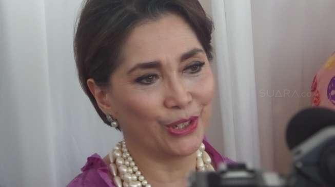 Acara Pranikah, Widyawati Ikut Siram Revalina