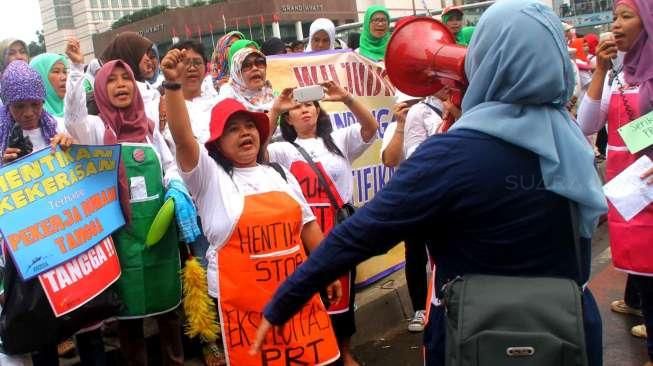 Sejumlah besar perempuan yang di antaranya termasuk para pembantu rumah tangga (PRT) dan kalangan aktivis, menggelar aksi di kawasan Bunderan HI, Jakarta, Minggu (8/3/2015). [Suara.com/Oke Atmaja]