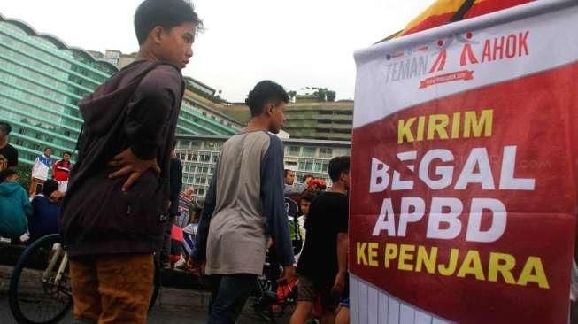 Kelompok masyarakat atas nama 'Teman Ahok' menggelar aksi pengumpulan dukungan dari warga Jakarta, di kawasan Bunderan HI, Minggu (8/3/2015). [Suara.com/Oke Atmaja]