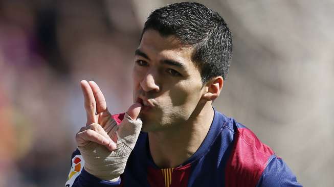 Pemain Barcelona Luis Suarez rayakan golnya ke gawang Rayo Vallecano (8/2) [Reuters/Albert Gea]