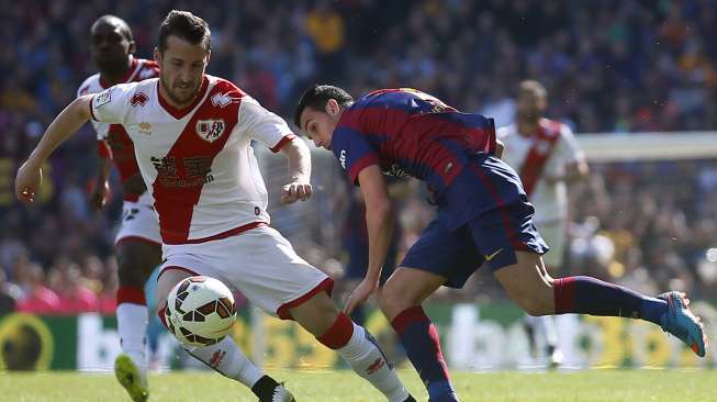 Pedro Rodriguez (kanan) berebut bola dengan pemain Rayo Vallecano, Tito (8/3) [Reuters/Albert Gea]