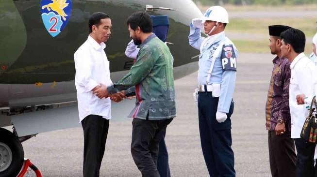 Jokowi Dipeusijuk Adat Aceh