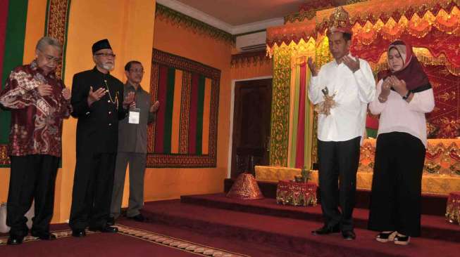 Jokowi Dipeusijuk Adat Aceh
