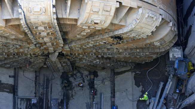 Sejumlah pekerja sibuk mengangkat mata pisau Bertha, mesin bor terbesar di dunia, untuk diperbaiki di Seattle, Washington, Amerika Serikat, (9/3/2015). [Reuters/Jason Redmond]