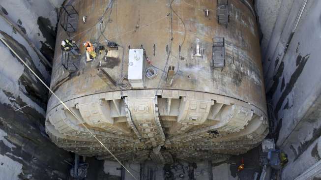 Sejumlah pekerja sibuk mengangkat mata pisau Bertha, mesin bor terbesar di dunia, untuk diperbaiki di Seattle, Washington, Amerika Serikat, (9/3/2015). [Reuters/Jason Redmond]