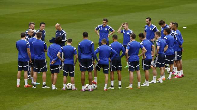 Pelatih Schalke Roberto Di Matteo memberikan pengarahan kepada para pemain dalam sesi latihan di Santiago Bernabeu (10/3) [Reuters/Susana Vera]